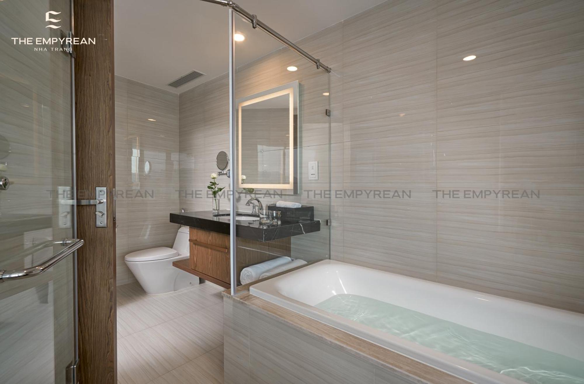 ホテル The Empyrean ニャチャン 部屋 写真